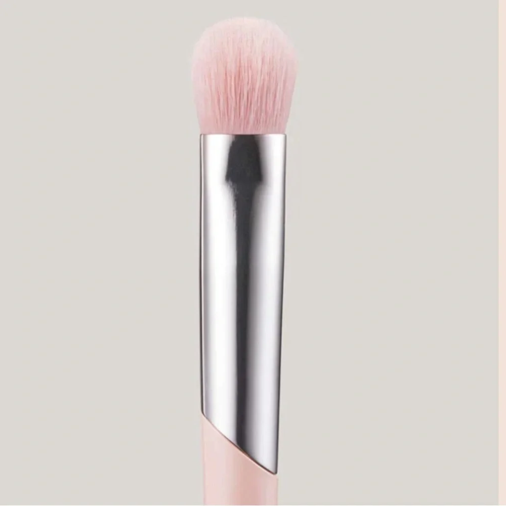 Fenty Beauty Plush Eyeshadow Brush 240